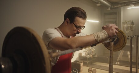 Comeback in the Gym: Man Revives His Weightlifting Passion in a Nostalgic 90s Setting