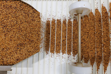 Grain sorting machine, Paddy machine sorts grains of one crop, separates grain peeling products