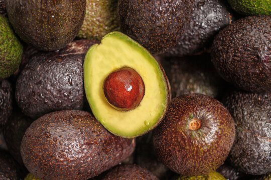 Chilean Hass Paltas, close-up image of a group of Hass paltas with a cut palta, representing local production and typical Chilean foods