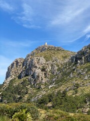 Turm auf Berg