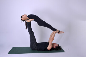 pai com filha  pose baleia  acroyoga 