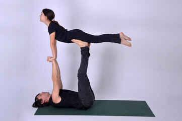 pai com filha  pose alongamento  acroyoga 