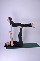 pai com filha  pose alongamento  acroyoga 