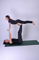 pai com filha  pose alongamento  acroyoga 
