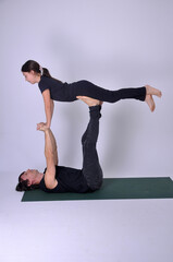pai com filha  pose alongamento  acroyoga 