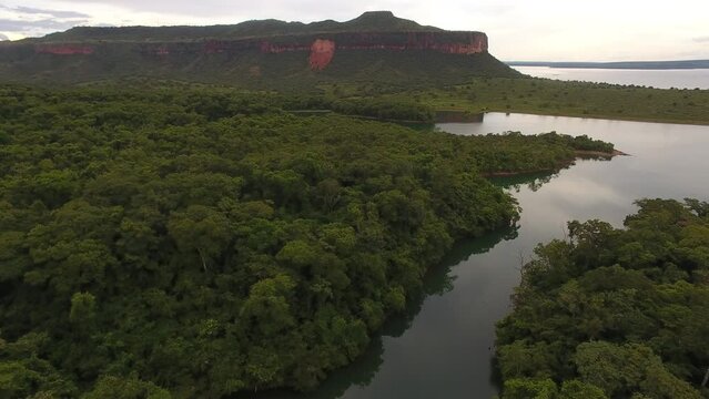 sandstone formations and cerrado vegetation on the banks of Manso Lake - Chapada dos Guimar&atilde;es. Mato Grosso, Brazil