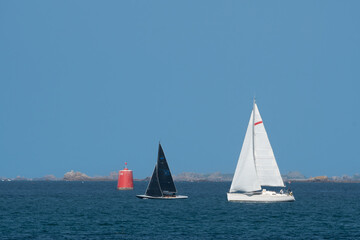 Fototapeta premium Voiliers dans le vent en baie de Perros-Guirec Louannec en Bretagne