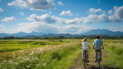 田舎をサイクリングするブロンドのカップル