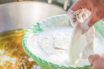 person mix tempeh with dough, the process of frying tempeh