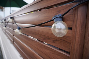 壁にぶらさがった電球