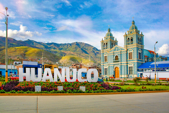 Catedral de Huanuco con letras volumetricas.