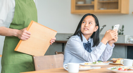 食事中にスマホを使う反抗期の子供と困る両親・家族
