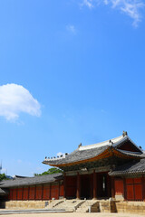 The front of Changgyeonggung Palace looks majestic under a clear blue sky.맑고 파란 하늘 아래 위용있게 보이는 창경궁정면 