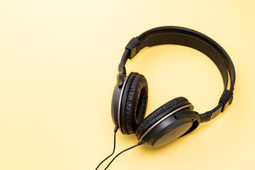 黄色背景にヘッドホン
