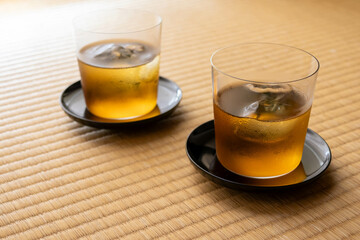 畳の上に置かれた冷たい麦茶