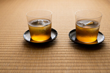 畳の上に置かれた冷たい麦茶