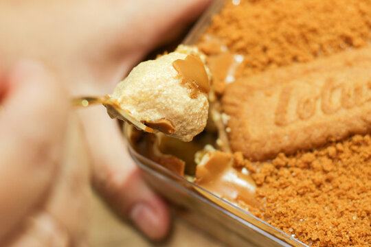 Enjoy biscoff cake on jar.  Take a cake with spoon.