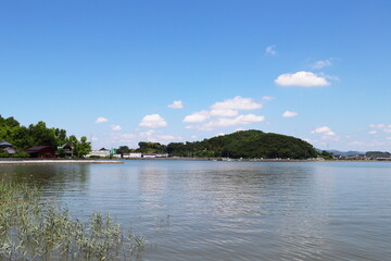 Obraz premium 吉井川河口付近 亀石神社