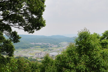 Obraz premium 山中から見下ろす田舎の町