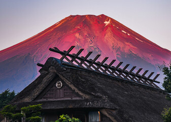 忍野村から富士山とかやふき屋根