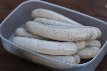 Bratwurst vor dem grillen