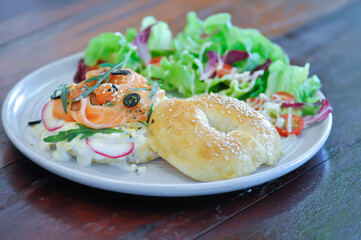 smoke salmon bagel, salmon bagel with salad