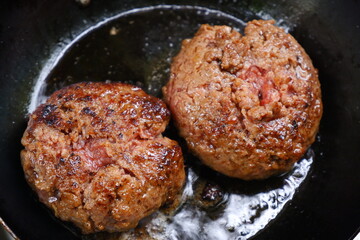 フライパンでハンバーグを焼く
