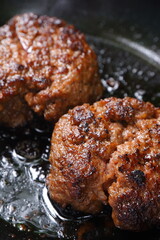 フライパンでハンバーグを焼く
