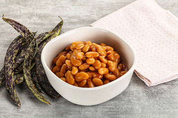 Canned white bean in tomato sauce