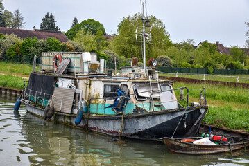 Obraz premium abandoned boat on a river in France
