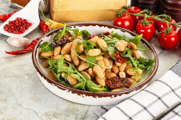 White canned beans with arugula and dry tomatoes