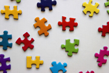 Obraz premium Colorful jigsaw puzzle pieces on white background. Flat lay.