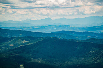 Góry, Beskid Morawsko-Śląski w Czechach, panorama ze szczytu Łysej Góry latem.