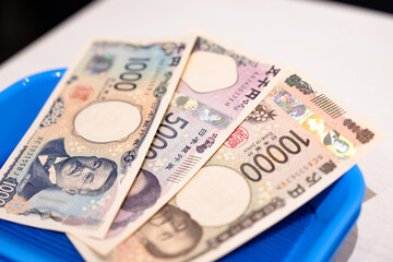 トレイに置かれたお札