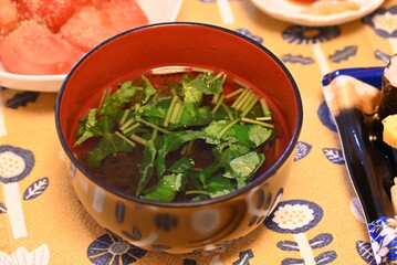 三つ葉と海藻のお吸い物