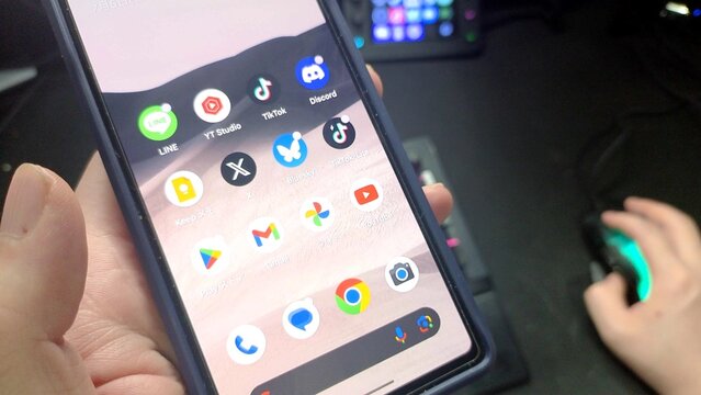 Google Pixelの画面。今や欠かせないスマートフォンとSNSアプリとデジタルライフ。LINE、TikTok、Discord、YouTube Studio、X(旧Twitter)、Gmail、Google フォト、Bluesky