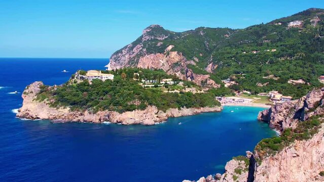 Flug entlang der wundersch&ouml;nen K&uuml;ste von Paleokastritsa auf der griechischen Insel Korfu
