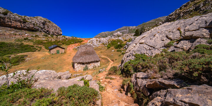 Caba&ntilde;as de Teito, Traditional Cattle Cabin, Circular Route of Lagos de Saliencia, Somiedo Natural Park, Principado de Asturias, Spain, Europe