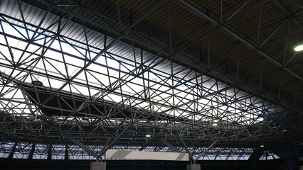 Metal ship cover. Metal structure to cover large space. Metal trusses for roofs. Type of architecture to lighten roofs. 