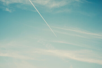 青空を切り裂く飛行機雲