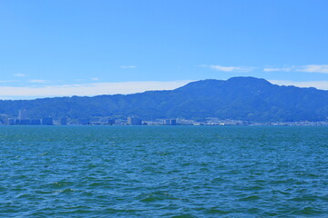 琵琶湖東岸から見る、琵琶湖と比叡山の夏の風景