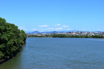 Fototapeta premium 琵琶湖畔の帰帆島にかかる橋からの草津市街地方向の風景