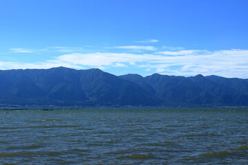 爽やかな夏空と琵琶湖越しに見る湖西の山並み