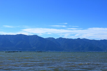 爽やかな夏空と琵琶湖越しに見る湖西の山並み