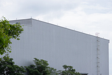 Obraz premium A large building with a grey roof and a ladder on the side
