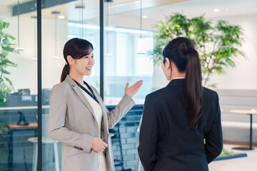 オフィスの訪問をする就職活動中の女性