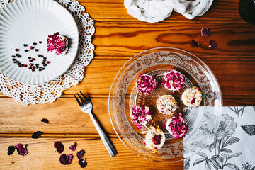 Petits fromages de chèvre frais avec des graines et pétales fait-maison posés dans une assiette