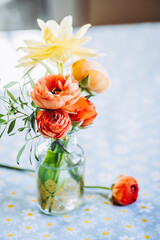 Joli bouquet de renoncules jaune et orange - Vase avec des fleurs colorées pour décorer la maison