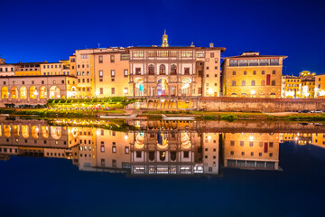 Fototapeta premium Uffizi gallery and Arno river waterfront evening reflections in Florence