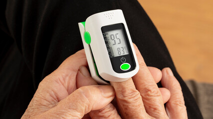 Pulse oximeter to measure blood oxygen saturation and heart rate